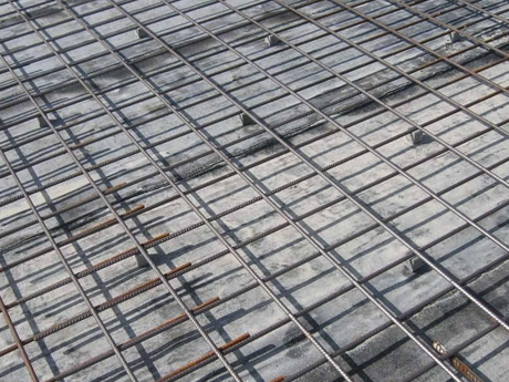 钢筋网又称：焊接钢筋网、钢筋焊接网、钢筋焊网、钢筋焊接网片、钢筋网片等等。是纵向钢筋和横向钢筋分别以一定的间距排列且互成直角、全部交叉点均焊接在一起的网片。优点：长达生产钢筋焊接网是为一种新型、高效、